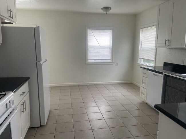 Building Photo - Charming Vintage 2 Bedroom 1 Bathroom Home