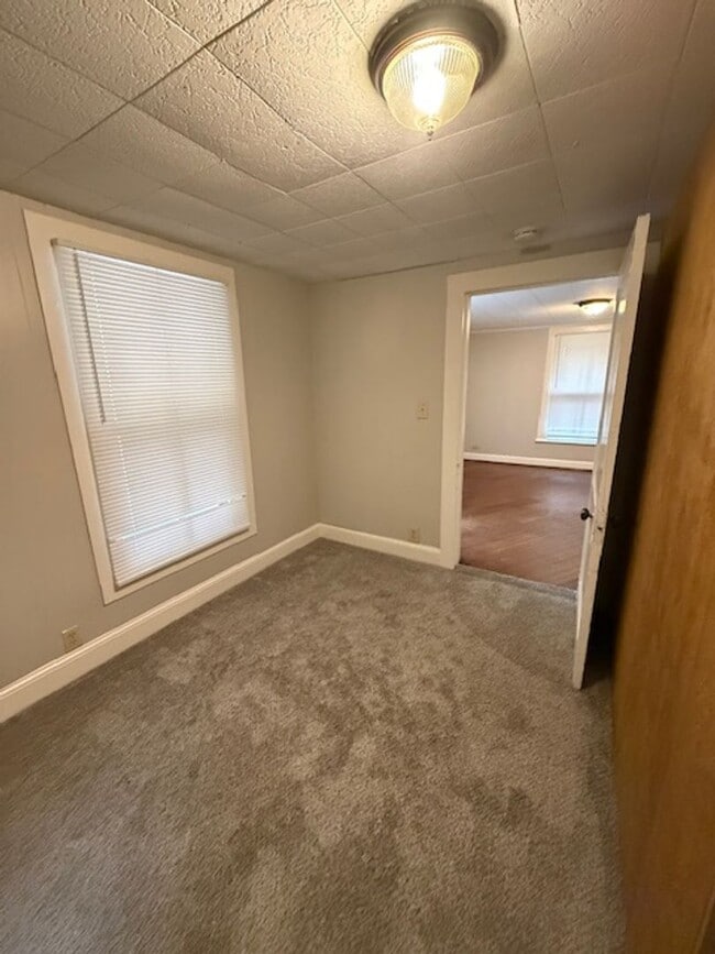 Building Photo - 2 Bedroom, 1.5-bathroom house