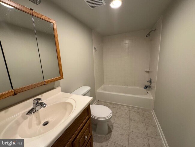 Building Photo - 29 Newbury Dr