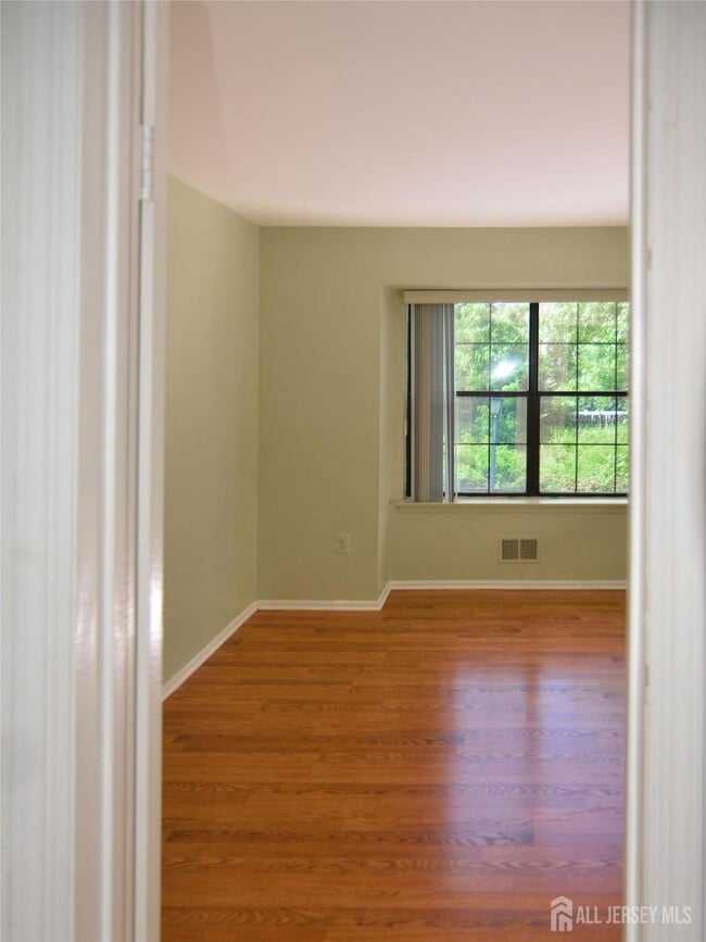 Building Photo - 202 Hidden Village Dr