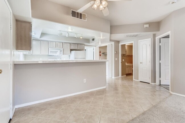 Building Photo - Northwest 1st Floor Condo in a Gated Community