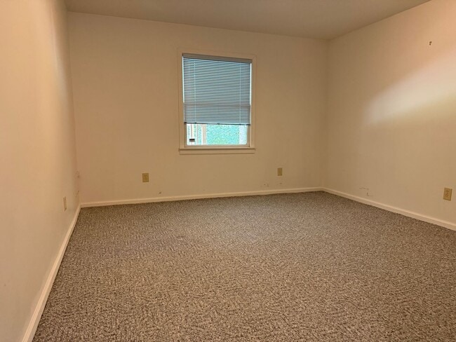 Building Photo - 3 bedroom 2.5 bath house with basement