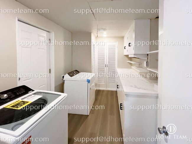 Building Photo - "Charming 4-Bed Haven in Tacoma with Spaci...