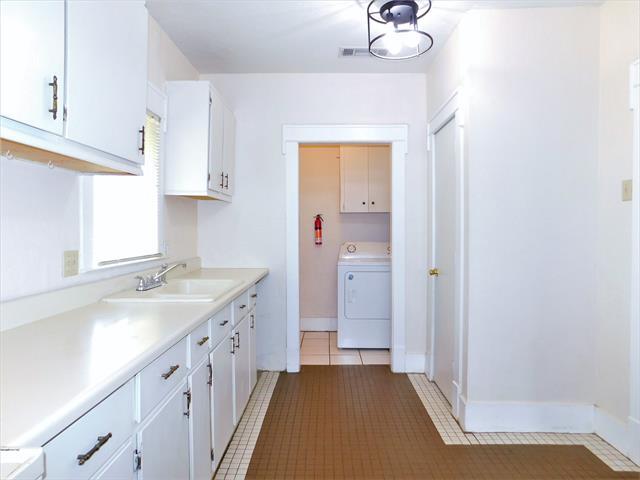 Building Photo - 2001 James St