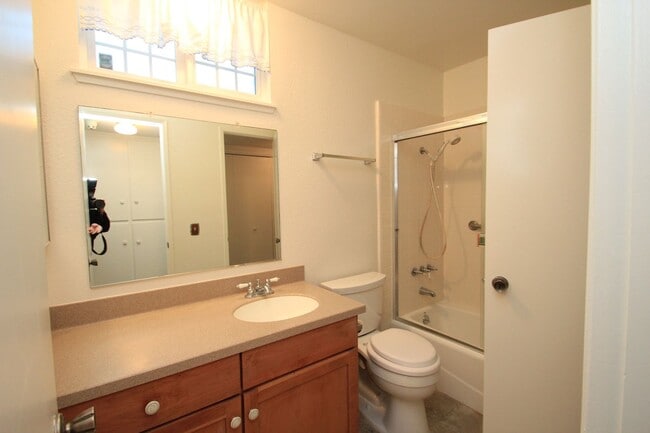 Building Photo - This lovely North Oxnard 4 bedroom 2 bath home with Vintage Oxnard Vides!!! COMING SOON