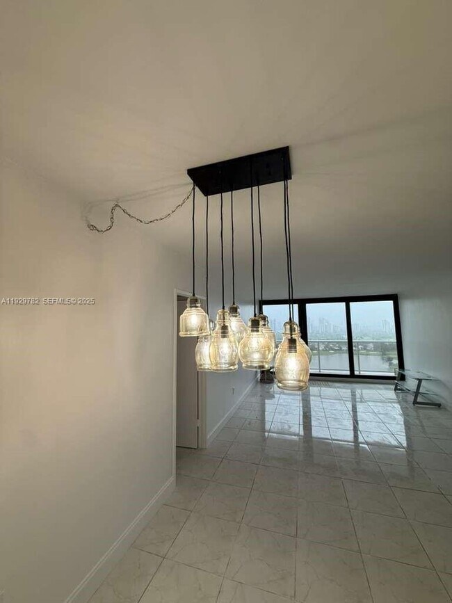 Building Photo - 3701 N Country Club Dr