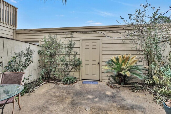 Building Photo - 938 Memorial Village Dr