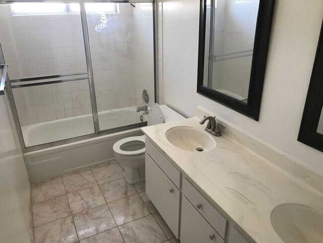 Building Photo - 2 Story, 5 Bedrooms, 2.5 Bathroom, Pool