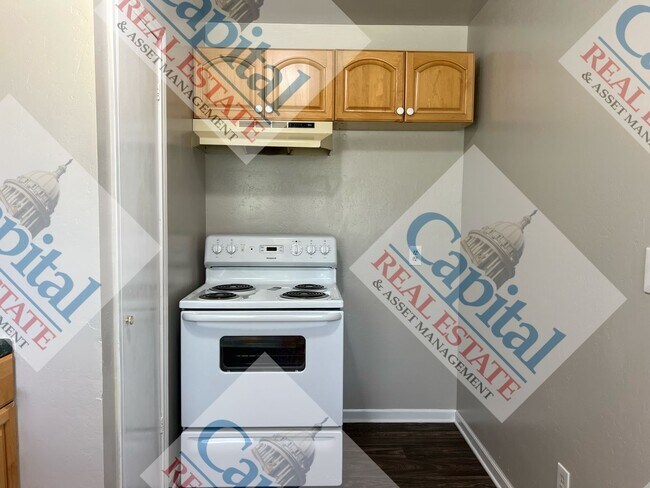 Building Photo - Charming 2 Bedroom