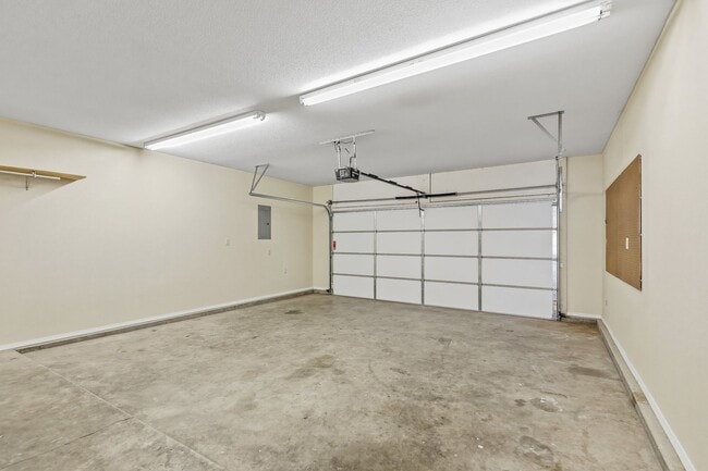 Building Photo - Conveniently Located 4 Bedroom 2 Bath Home