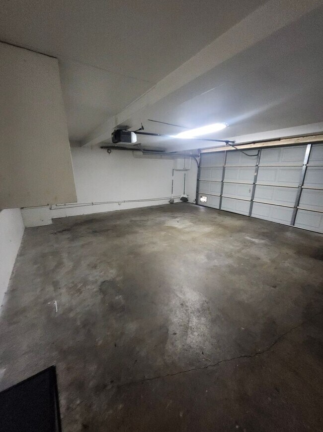 Building Photo - 1441 W Village Ln