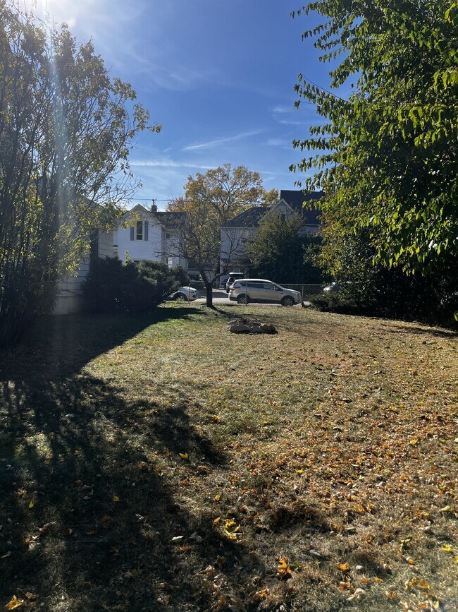 Building Photo - Huge 6 Bed 2 Bath close to UWEC