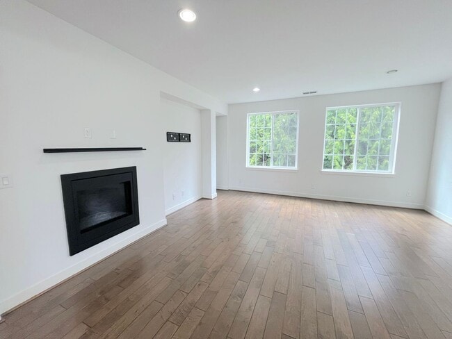 Building Photo - Spacious 4-Bedroom/3.5-Bathroom Townhome i...