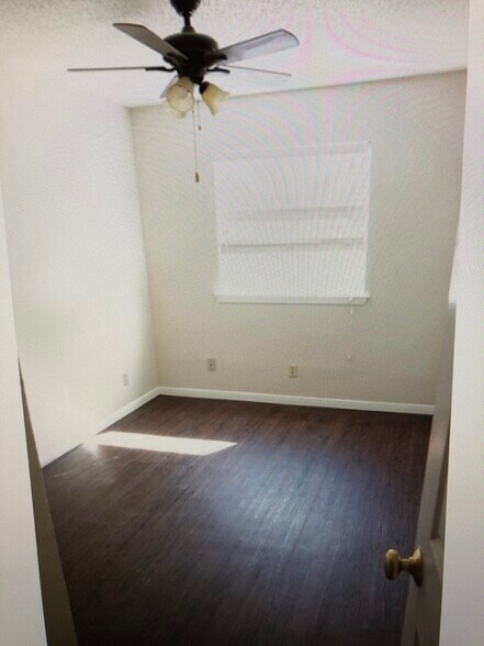 Building Photo - 2102 Hinkle Ave