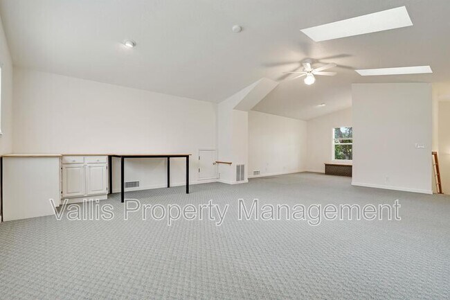 Building Photo - 3385 Camellia Dr S