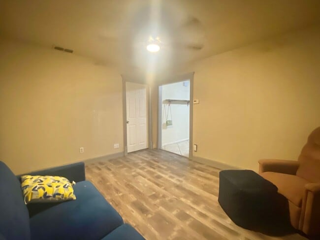 Building Photo - PRE- LEASING NOW for 2 bed 2 bath updated ...