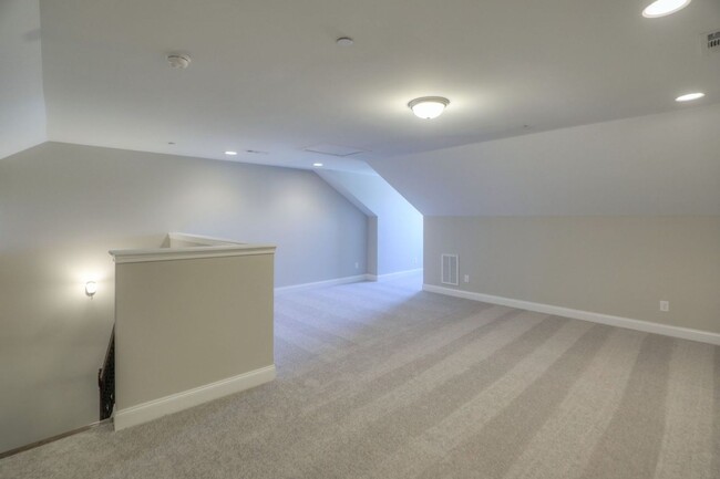 Building Photo - Well appointed Townhome