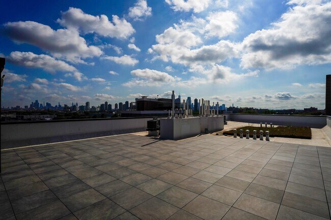 Building Photo - 660 Grand St