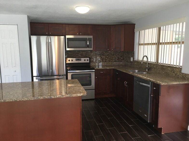 Building Photo - 7104 Hazelwood Ct