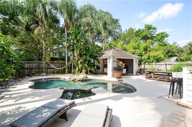 Building Photo - Amazing 4 BR Pool home in the heart of Tho...