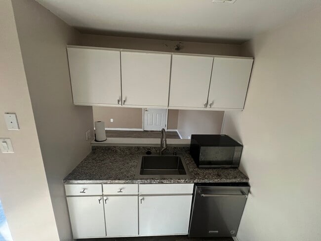 Building Photo - 2 Banyan Wood Ct