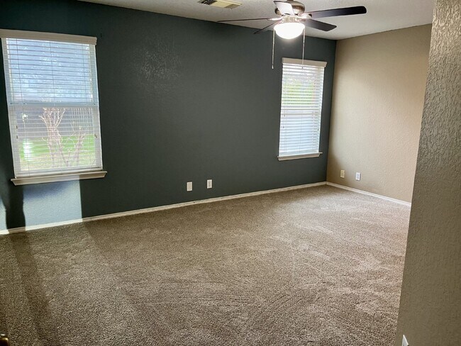 Building Photo - "Charming 3-Bedroom Home with 2 Full Baths in New Braunfels – 1,425 Sq Ft of Comfort on Cherokee ...