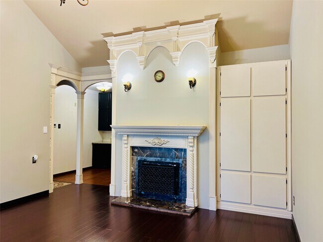 Building Photo - 2100 Tanglewilde St