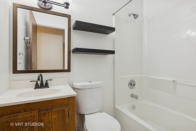 Building Photo - 985 Heartwood Ln