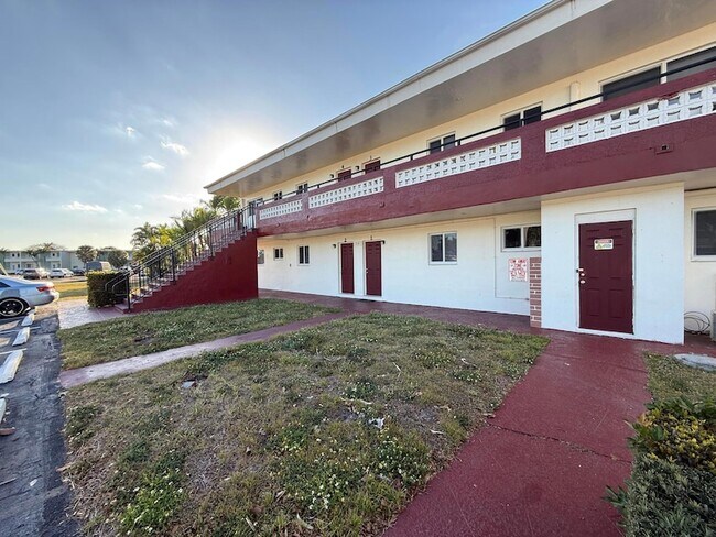 Building Photo - 1231 W River Dr