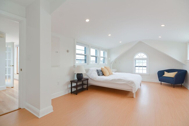 Building Photo - Winter Rental: Waterfront 3 Bed/3 Bath on Rocky Neck