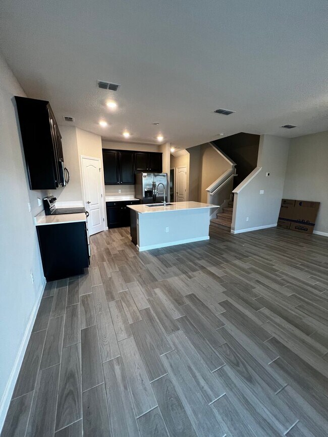 Building Photo - Beautiful 3 Bed 2.5 Bath Townhome with att...