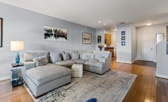 Building Photo - Gorgeous Two-Bedroom Condo with Golf Course Views in San Ramon!