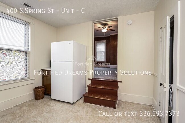 Building Photo - 400 S.Spring St - Unit-C