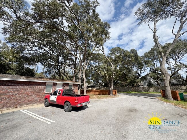 Building Photo - Quaint 2-Bedroom Home in Prime Fort Walton Beach!