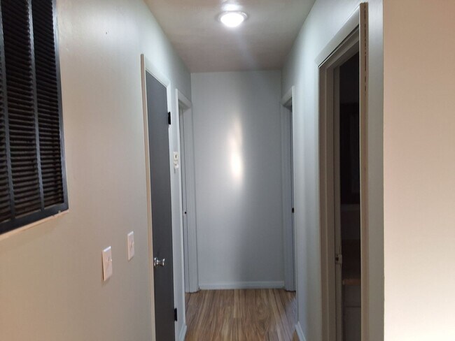 Building Photo - Comfy 2 Bedroom, 1 Bath House located in R...