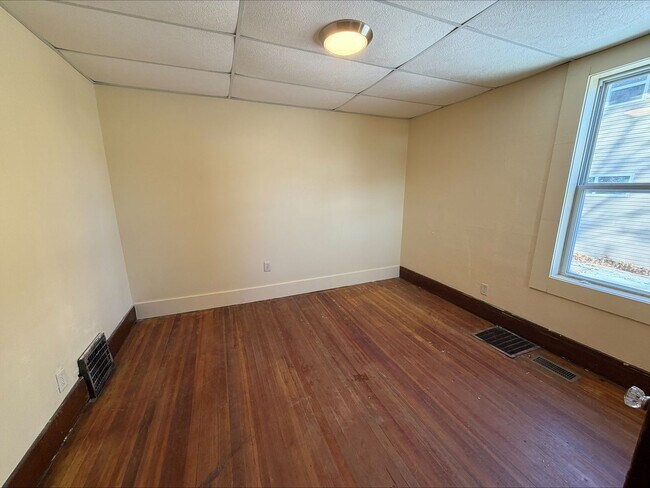 Building Photo - 2 bed 1 bath House for rent!