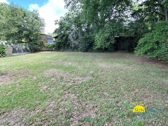 Building Photo - Newly Renovated 2 Bedroom Home in Pensacola!
