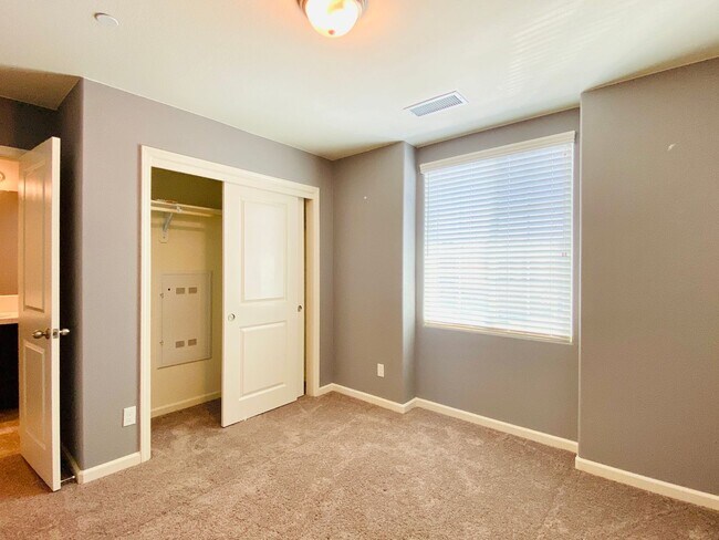 Building Photo - $2,395 Belmont & Fowler, 3 Bedroom - N Eli...