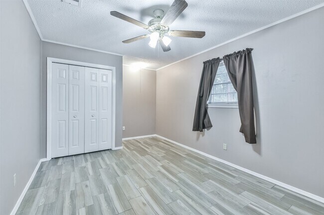 Building Photo - 23807 Red Oak Dr