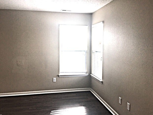 Building Photo - 15401 Ten Point Dr