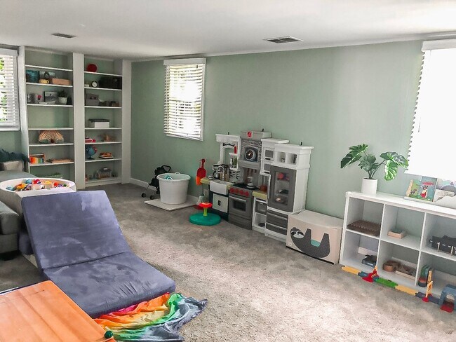 Building Photo - Gorgeous 4 Bed 2 Bath Single Family Home W...