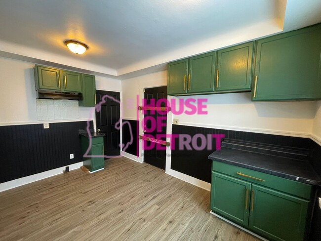 Building Photo - NEW LISTING | 3 BED | 1 BATH | FREE PRESCREEN