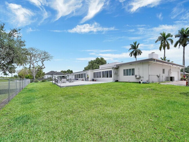 Building Photo - 621 E Tropical Way