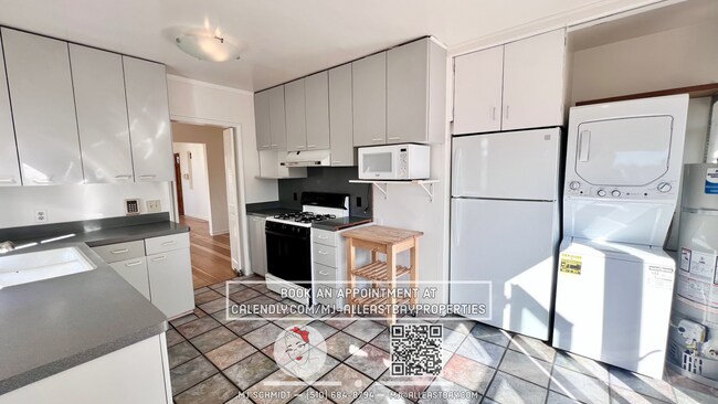 Building Photo - Spacious 2 bedroom Home w/ Backyard, Garage, and pet friendly!