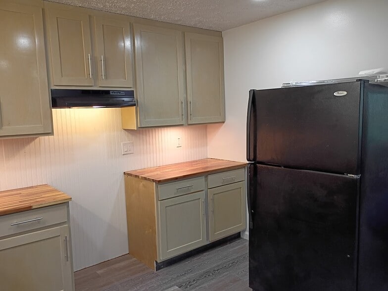 tall kitchen cabinets - 384 Highland Dr