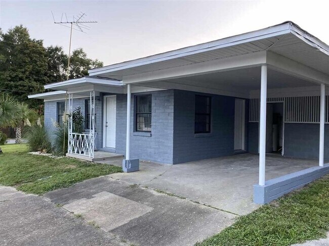 Carport 2 - 2900 W La Rua St