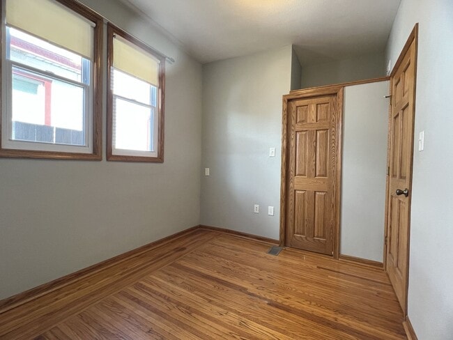 Building Photo - DUBUQUE:  NICE Duplex, hardwood floors, Ce...