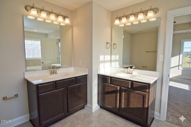 Building Photo - 918 Uplands Ln