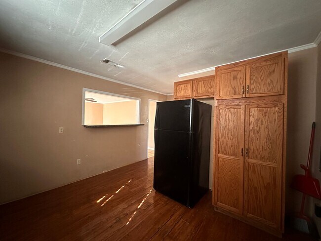 Building Photo - Spacious 3/2 available now!