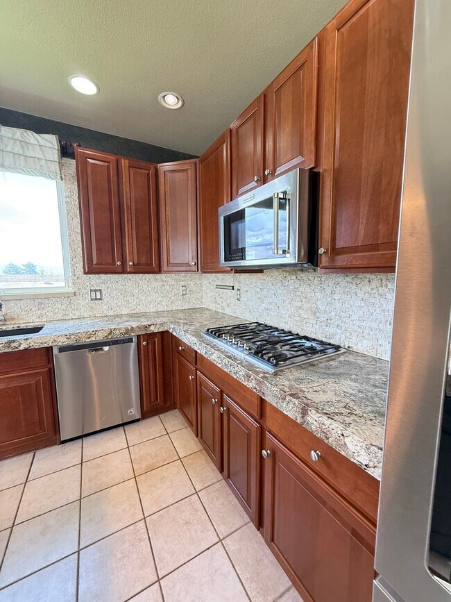Building Photo - Your Colorado Oasis Awaits! 4 Bed, 3.5 Bath Home with Modern Amenities next to open space